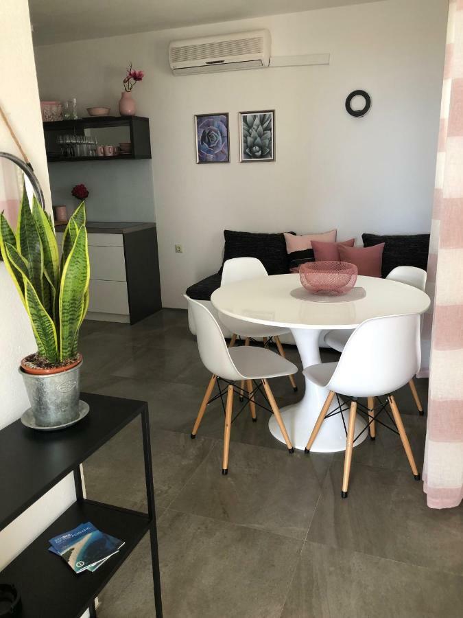 Apartmani Roberta Bol Exterior foto