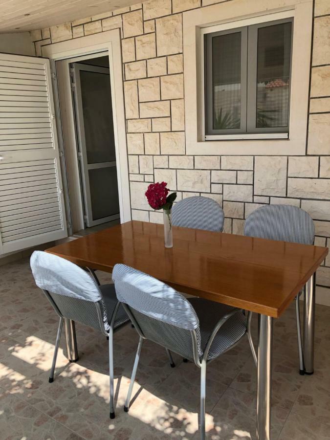 Apartmani Roberta Bol Exterior foto